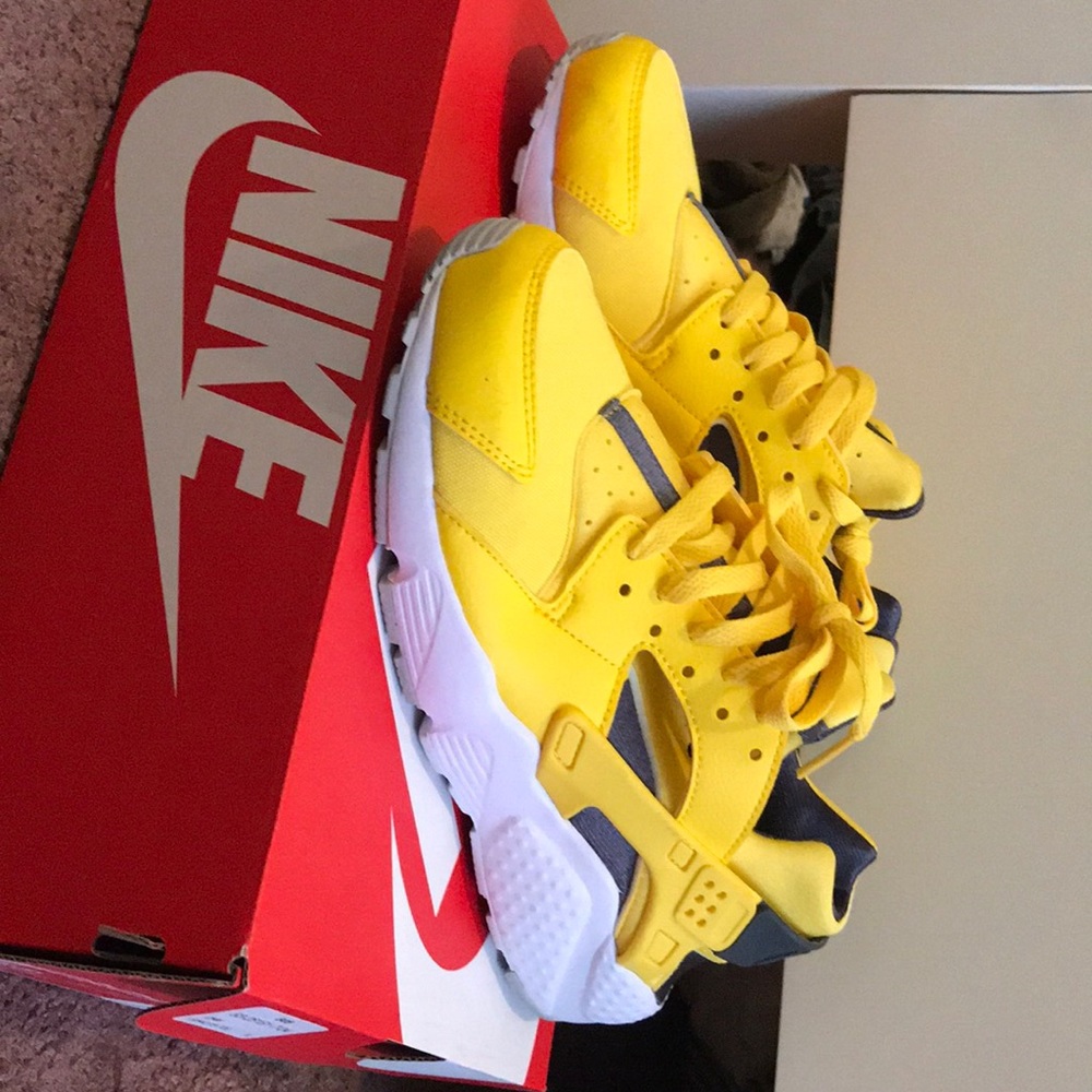 Worn once yellow Nike huarache